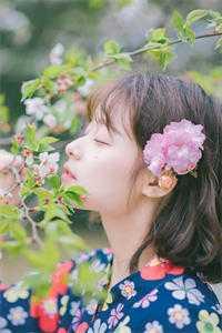 李柳单手撑着脑袋 李柳单手撑着脑袋